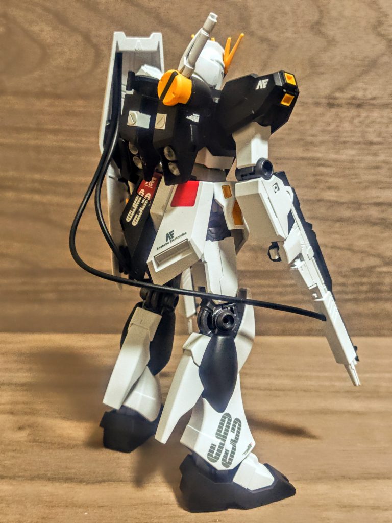 何を持ってテスト機カラーなのかは謎なんですが、私の中ではカモフラ感が少しでも出たなら良いなと（笑）。そこで左右非対称に黒を足してみました。太ももの所は左右入れ替えようかな、その方が良い気がするような、しないような。この後ボディにあのテーピングをやって寝かそうかなって思ってたんですが、その前に武器を持たせてとりあえず素立ち（笑）。やっぱりこのポーズ？が落ち着きますね。