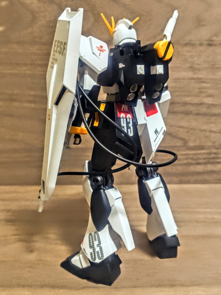 このモデルは私の中でもテスト機にして、いっそポージングの勉強に使おうかなと。その後エントリーグレードなので関節がヘタったら、それを復活させるものがあるようなので、それもテスト的に使ってみたり（笑）。もしくはいよいよ寝かせてマスキングテープを貼りまくって、ロールアウト前の点検整備シーンにしようかと思ってみたり（笑）。でも何かの間違いでポキっといったら、と思うとなかなか勇気がいるところ。そのくらいには私は不器用です。