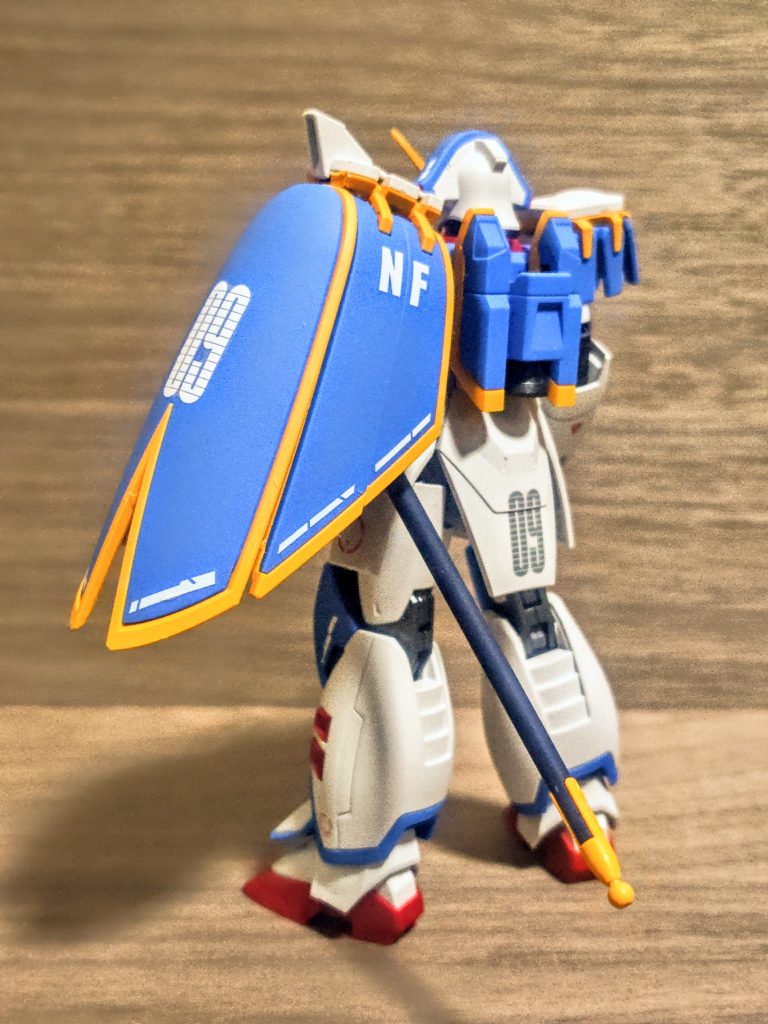 腰にはシュバリエ・サーベル。この位置にあると、日本人としてはフェンシング感よりもむしろ侍感が出てきますが、まぁカッコイイのでOK。マントにも見える左肩のビット格納シールドが非常に特徴的で、これまた美しい。そしてアシンメトリーっていうのも、ここ最近の私の流行りにたまたまフィット。それにしても当たりキットですね。本当に組み立てやすく、サクッと完成します。真っ赤なマント作って後ろに付けようかな。。。