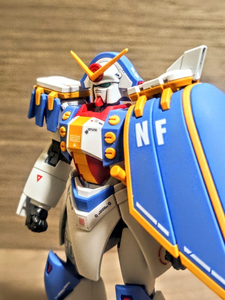 私はここ最近、顔だけちょっと墨入れして引き締めてますが、このローズは色分けが凄まじいのであれこれしてます感が半端なく、「ランナー塗装ちょこっとにトップコート」という、それしかしていない私は本当に感動。水色の部分と黄色の部分だけ塗り替えてあげると、オリジナルカラーでちゃんとバランスもとれるはずですしね。その時は深めの水色はメタリックブルーに、黄色はゴールド辺りにするのがテッパンですか。