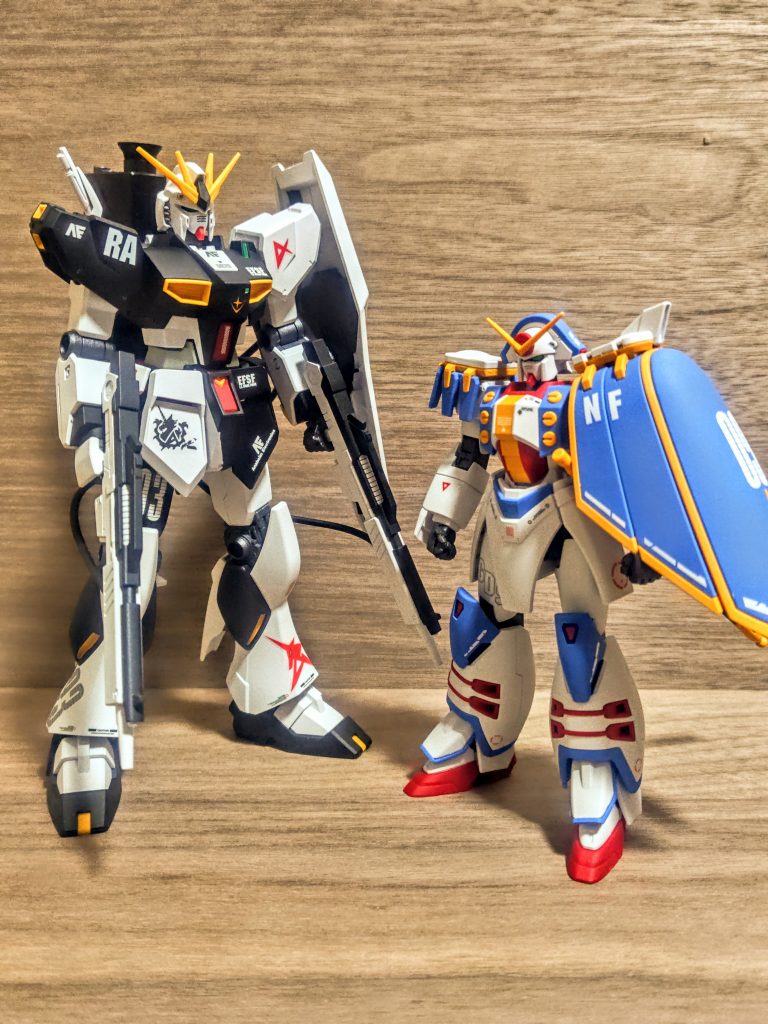 ちっさっ、いや、小さいんじゃない。最近本当に大きいのばっかりにハマっていたので、ここらへんで頭を元に戻さないと。いつものEGのνガンダムとの比較ですが、標準的なモビルスーツから見て、サイズはやや小型ですかね??。インパクトは凄まじいので、ある意味並べて飾っていても負けてはいませんが。いやぁ、悪くない、本当に良いキットです。またケース作らないと。とかなんとか言いつつ、今回はここまで。突然のガンダムローズで熱くなってしまいましたが(笑)、これはオススメキットです。やはり色分けが素晴らしいキットは組んでいて楽しい、完成時の満足度が高いです。それではまた次回お会いしましょう、ではまた。