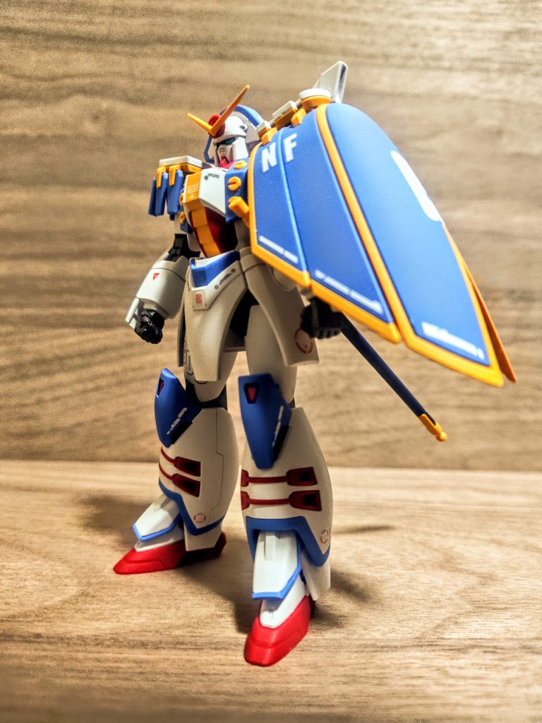 今回のガンダムローズは太ももが結構ボリューミーなので、思ったより全体的にマッシブなんですよね。あと少しだけメリハリをつけたグラマラスな体型にしてあげると、今風になりますか。そこは格闘技をテーマにしている作品なので、こちらが正解なのかもしれません。何でもかんでも今風にしても駄目なんですかね、しかしっ、「昨日の私のマネでは今日の私には勝てないのです」ヴェルサイユは出ないのかな。