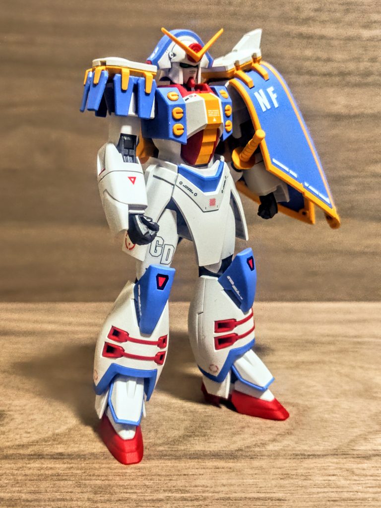 本当懐かしいですね。当時のキットは、それはそれは恐ろしいクオリティで、へたしたらVガンダムの方が良かったかもしれないくらいでした。それでも異色の格闘技感とストーリー、声優さんの頑張りで盛り上がっていましたよね。そのルックス、特徴的なスタイリングは、各国のイメージテーマをモビルスーツ‥じゃなかった、モビルファイターに落とし込み、上手くそれっぽいデザインになっていて、これがまたどの機体もなかなか魅力的だったんですよ。そのローズのHGとしてのリメイクが今回のキットですね、結構前に出たのかな。