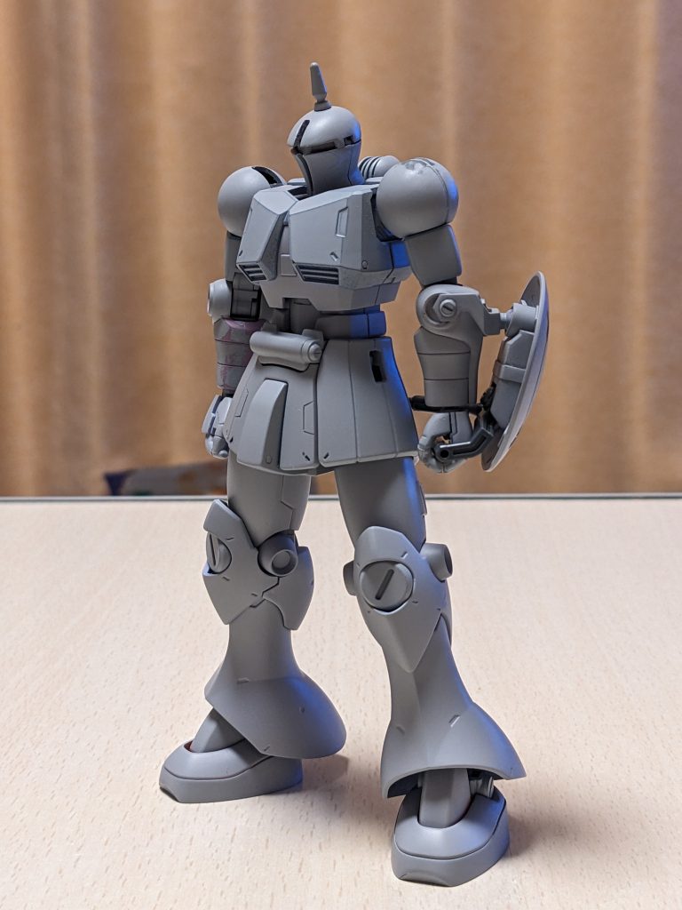 サフを吹いての一枚。基本的には我が家のジャンクパーツを寄せ集めたのですが、スネパーツだけギャンの裾部が広がって無い方を2枚貼り合わせる為にもう1体分の脚パーツを別途購入したので実はコストがかかってます。