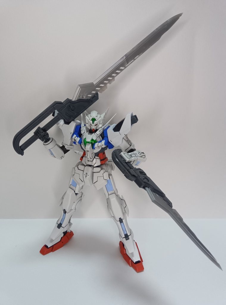 装備状態だとポーズがとれないので一旦外し、逆に装備状態では邪魔になっていたアストレア(エクシア)のビームサーベルの柄を腰の後ろに付けています。まずは1・2本目、カスタマイズブレードセット01の大刀(右手)、小刀(左手)。ガンプラだと1/100スケール対応のようで、平均的な1/144に持たせると大と特大といったサイズです。