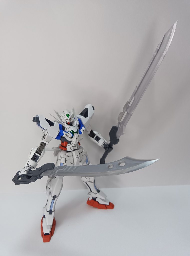 続いて3・4本目、カスタマイズブレードセット02の大刀(左手)、小刀（右手)です。01は刀身と柄の形状は同じで大小でしたが、コチラは刀身も柄も形状が違います。01と02は互換性があり、刀身と柄を組み換えて文字通りカスタマイズ出来ます。