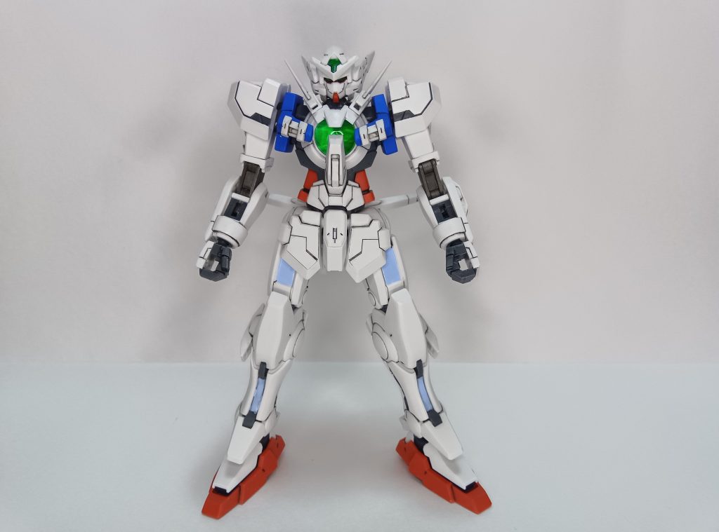 本体のアストレアは頭部の頬当てをカットして耳のアンテナに接着してフェイスパーツを後ハメ化。肩アーマーはハメ込み部をC字にカットして後ハメ化。アストレアのモノではジョイントパーツを仕込みにくいので、エクシアのモノにボールデンアームアームズのジョイントパーツを接着。肘関節はコトブキヤのメカサプライに変更して二重関節化。肩アーマーを交換すれば通常のアストレアに戻せます。