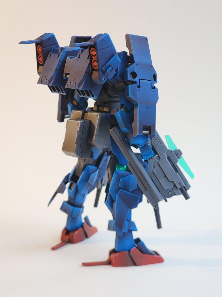 イギリスは暗く、どんよりと曇っていました。光が乏しく、良い写真を撮るのに苦労しました。リビングルームからランプを持ってこなければなりませんでした。そのため、左側から温かみのある光が漏れているのです。It was a dark, grey, overcast day in England. Lighting was poor and I struggled to take good photos. I had to bring a lamp from the living room. Hence the warm glow from the left.