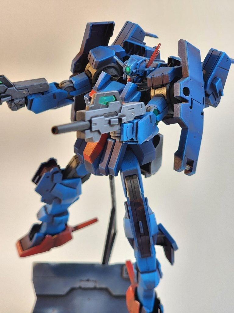 ポージングが非常に難しいです。腕の可動範囲が限られています。これは私の初心者の調合技術のせいです。また、塗装を保護するためのトップコートを塗らなかったため、脚の塗装が少し剥がれてしまっています。(gundam-kao9)Posing is very difficult. The range on the arms is limited. This is due to my novice mixing skills. I also didn't apply a top coat to protect the paintwork and have scratched some of the paint off the legs. (gundam-kao9)