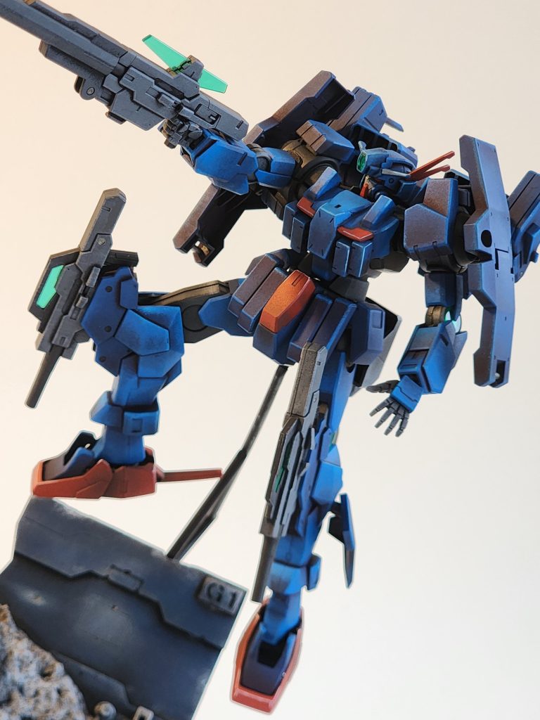 武器、頭部、手足のクリアグリーンパーツが気に入っています。色彩にとてもアクセントを与えてくれます。I love the clear green parts in the weapons, head and limbs. They bring a much needed boost in colour.