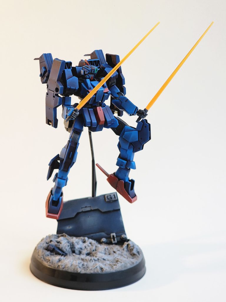 ストライカーの黄色いビームソードは青色にとてもよく映えます。The yellow beam swords from the Striker look great against the blue.