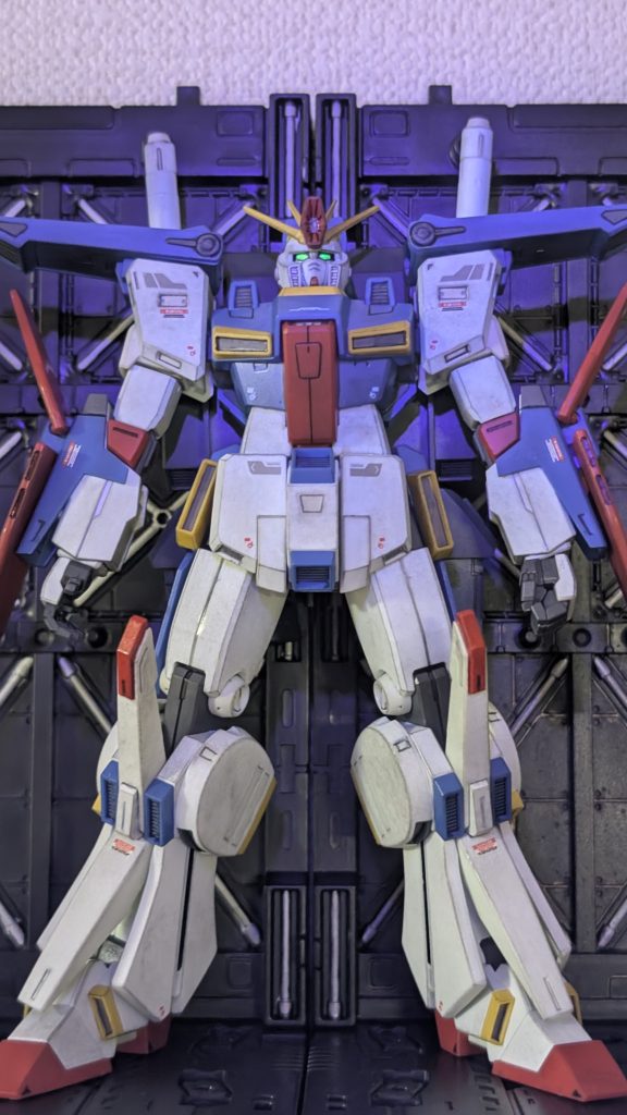 ツインアイは蛍光グリーンで光るようにしています