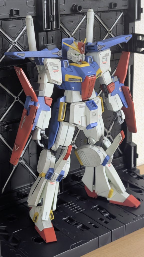 あと、このキットの成形色はアニメのイメージの青みがかった白色だったんですが、普通のホワイトに近づけたかったのでガンダムマーカーのホワイトを筆塗りして色味を変えました
