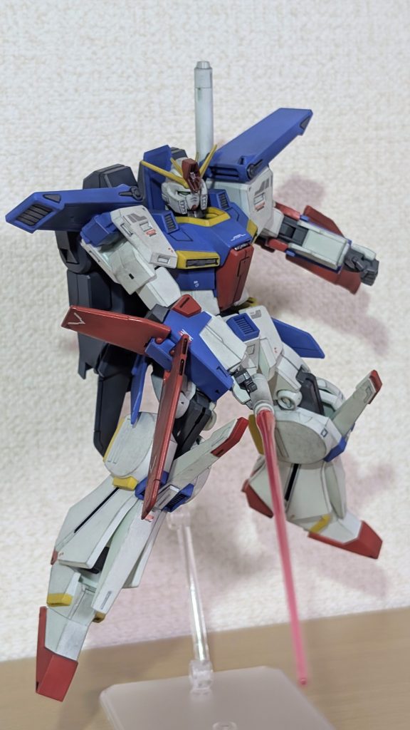 ハイパービームサーベルもダボ穴で保持できるのですが腕の可動に制限があるのでポージングをさせるにはもう少し改造が必要ですね…