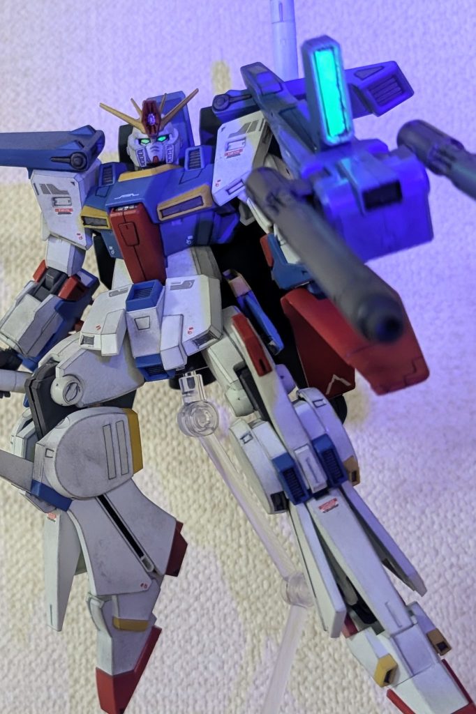 ダブルビームライフルは存在感ありますがどうしても重くて腕が落ちてきてしまいます…今回、MGのフルアーマーZZが発売されたタイミングも近くて、その影響で作製したっていうのもあるんですがZZのキットは初めて組んだので新鮮な気持ちで楽しめました！アニメ、イラスト、ゲームで結構見てるはずなのに、「ここってこうなってたんだ」みたいな発見もあって面白かったです(gundam-kao6)
