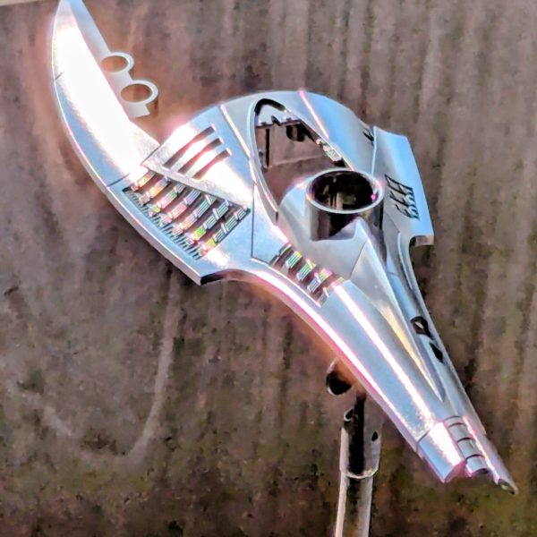 出向で来ていた新人Mくんが異動になり、餞別で1機作ってプレゼントするねという話になりました(zaku-kao8)そして長らくふところで温めていたバトンを放出する好機にも思えましたので、合わせてお目汚しさせて頂きます😸笑【1.水転写デカール貼り＆隠ぺい法】水転写ってヤツは…なんか薄くてヌルヌルして、貼ってるそばから動きやがって…と、そんな思いを皆さん一度はした事ございませんでしょうか(zaku-kao8)？そして、せっかくキレイに塗装出来てデカールもバッチリ貼れたのに、写真で撮ったら浮いて見えてコンチクショーーっ❗️っ覚え、ありませんか？私はメチャクチャありました😿笑そこでプロモデラー仲田裕之師匠の大人の模型道で学んだ内容をまんま掲載したいと思います。ちょっとしたコツが伝われば幸いに思います。【準備物(写真2)】マークセッターマークソフターorトップコートピンセット綿棒ぐいのみハサミ⇒デカール回りをカッティング、水の上に浮かせていれば10〜20秒程で動くようになります。⇒マークセッターを写真のようにつけ、ピンセットで摘んでいいポジションに乗せます。⇒湿らせた綿棒でデカール中心にまず一発グッと点で押さえ、そこからトントントンと外側に向かって中の水分を吸いながら押し出し、デカールとキットを密着させていく様なイメージで全体を黙々とトントンします🐾⇒動いてしまって、かつ水分吸いきってしまった場合でも、もう一度マークセッターを上から塗って中に水分が入って行けば、再び動かしてリカバリーする事が出来る時もあります(zaku-kao8)⇒より慎重を期したい方は20〜30分乾燥させれば、よっぽどデカールが他の作業中にズレたり取れたりは無いと思われます🐾⇒最近のマークセッターは接着性と軟化性の2in1作用があり、フィルムを柔らかくしキットに追従して行きます。マークソフターは凹凸部や、段差が目立つ時など、より馴染ませたい時に使います🐱私は横着なので基本はトップコートをして終わりにしてます(zaku-kao8)笑⇒仕上げにトップコート(光沢or半ツヤ)を散布します。光沢塗料は表面を平滑（ツルツル）にし、デカールと塗装面の境目を埋めてくれます。光沢だとスミ入れが流やすくなる長所もあります😸⇒全て完了後、仕上げの方針でマットにしたい場合はつや消しトップコートをすると全体的に質感もチェンジ✨⇒スプレー、エアブラシいずれも、一箇所に溜まらせないで、吹き出しはモノの外側から吹き始めて、対象物を通り過ぎるように、そしてモノの外側に吹き抜く感じ、薄く全体的にまんべんなく吹いて行くのがいいと思います(gandam1)✨⇒何度か吹いて全体的に膜のようにしっとりムラなくトップコートで覆えたら、それを１回とカウントし、半日〜できれば１日乾かしてもう1回。⇒デカール浮きを隠ぺいできますヽ(´ｴ`)ﾉ✨&nbsp;【2.餞別の戦闘機作成編】Mくんには、前線で共に戦った泥臭い僕らの事を忘れないでね！という思いを込めて泥泥のザクⅡにしようかと思いましたが、スター・ウォーズの戦闘機にしました(zaku-kao8)笑僕らの事などすっかり忘れて、本業の商品開発部で飛翔邁進して貰いたいという、オジ心です😿✨今回もミラーシルバーを厚塗りして失敗し、白濁しました💫風圧最小にして薄く少しづつ塗布して最低１週間は乾燥させる、そしてその上からは水性トップコートが相性よしと、今回分かった点です(zaku-kao8)次こそはと思います✨GGXブラック(2日間乾燥)⇒GSIミラーシルバー(1週間乾燥)⇒水性トップコート光沢(2日間乾燥)⇒⇒ミラーシルバーはラッカー系トップコートをすると溶解します💀水性トップコートで保護ししっかり完全乾燥させました。ガイアカラーのクリアブラック(ラッカー系アクリル樹脂)を砂吹き⇒ブラックのキャンディ塗装を狙いましたが、下地シルバーが出来なかったのでやめました笑前回ガザCで普通にクリアを吹いたら水性トップコートをみるみる溶解していきました😱そのため砂を吹きかけるようにパラパラと遠くから溶剤を飛ばしながら付着させ、陣地を少しずつ作っていく砂吹きな感じで塗布しました🐾ダークグレーチッピング⇒ダークブラウンピンウォッシュ⇒小物塗装⇒コックピットに電飾⇒完成&nbsp;✨歴代走者様ご紹介✨「バレーボールおじさん」様、「ニャア軍曹」「さーしースー」様、「ヨッチャKID」様、「ASUR」様、「meg-ocero」様、「さめ」様、「ミズカともかさ」様、「Sont@」様、「MSV-K」様、「mototti」様、「ろぶやん｣様、「ape100」様、「TOMSIM」様、「おやプラ」様、「SC30」様、「猩々」様、「Hiro0079」様、「アツボー」様、「復讐の老眼卿」様、「＠okki」様、「キャンプラ」様、「say」様、「草薙かんた｣様、「さくらおにぎり」様、｢takat｣様、「チルチル」様、「あーる」様、「粗茶」様、「ニャア軍曹」となっております🙏長々となりましたが、ご覧頂き有り難うございました。私まだネタ持ってる！とか我こそは！という方いらっしゃいましたら、お気軽に😸若手の方、大歓迎🎉いらっしゃらない場合は恒例のご指名をさせて頂きますので、ご協力の程何卒よろしくお願い致します🙏（7枚目）