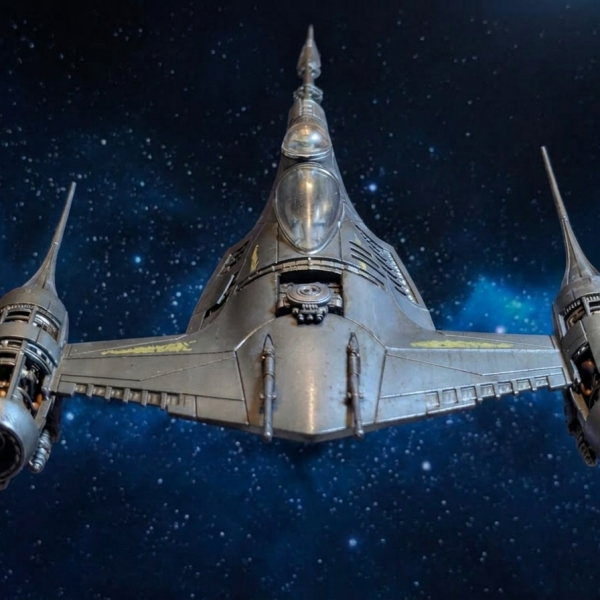 出向で来ていた新人Mくんが異動になり、餞別で1機作ってプレゼントするねという話になりました(zaku-kao8)そして長らくふところで温めていたバトンを放出する好機にも思えましたので、合わせてお目汚しさせて頂きます😸笑【1.水転写デカール貼り＆隠ぺい法】水転写ってヤツは…なんか薄くてヌルヌルして、貼ってるそばから動きやがって…と、そんな思いを皆さん一度はした事ございませんでしょうか(zaku-kao8)？そして、せっかくキレイに塗装出来てデカールもバッチリ貼れたのに、写真で撮ったら浮いて見えてコンチクショーーっ❗️っ覚え、ありませんか？私はメチャクチャありました😿笑そこでプロモデラー仲田裕之師匠の大人の模型道で学んだ内容をまんま掲載したいと思います。ちょっとしたコツが伝われば幸いに思います。【準備物(写真2)】マークセッターマークソフターorトップコートピンセット綿棒ぐいのみハサミ⇒デカール回りをカッティング、水の上に浮かせていれば10〜20秒程で動くようになります。⇒マークセッターを写真のようにつけ、ピンセットで摘んでいいポジションに乗せます。⇒湿らせた綿棒でデカール中心にまず一発グッと点で押さえ、そこからトントントンと外側に向かって中の水分を吸いながら押し出し、デカールとキットを密着させていく様なイメージで全体を黙々とトントンします🐾⇒動いてしまって、かつ水分吸いきってしまった場合でも、もう一度マークセッターを上から塗って中に水分が入って行けば、再び動かしてリカバリーする事が出来る時もあります(zaku-kao8)⇒より慎重を期したい方は20〜30分乾燥させれば、よっぽどデカールが他の作業中にズレたり取れたりは無いと思われます🐾⇒最近のマークセッターは接着性と軟化性の2in1作用があり、フィルムを柔らかくしキットに追従して行きます。マークソフターは凹凸部や、段差が目立つ時など、より馴染ませたい時に使います🐱私は横着なので基本はトップコートをして終わりにしてます(zaku-kao8)笑⇒仕上げにトップコート(光沢or半ツヤ)を散布します。光沢塗料は表面を平滑（ツルツル）にし、デカールと塗装面の境目を埋めてくれます。光沢だとスミ入れが流やすくなる長所もあります😸⇒全て完了後、仕上げの方針でマットにしたい場合はつや消しトップコートをすると全体的に質感もチェンジ✨⇒スプレー、エアブラシいずれも、一箇所に溜まらせないで、吹き出しはモノの外側から吹き始めて、対象物を通り過ぎるように、そしてモノの外側に吹き抜く感じ、薄く全体的にまんべんなく吹いて行くのがいいと思います(gandam1)✨⇒何度か吹いて全体的に膜のようにしっとりムラなくトップコートで覆えたら、それを１回とカウントし、半日〜できれば１日乾かしてもう1回。⇒デカール浮きを隠ぺいできますヽ(´ｴ`)ﾉ✨&nbsp;【2.餞別の戦闘機作成編】Mくんには、前線で共に戦った泥臭い僕らの事を忘れないでね！という思いを込めて泥泥のザクⅡにしようかと思いましたが、スター・ウォーズの戦闘機にしました(zaku-kao8)笑僕らの事などすっかり忘れて、本業の商品開発部で飛翔邁進して貰いたいという、オジ心です😿✨今回もミラーシルバーを厚塗りして失敗し、白濁しました💫風圧最小にして薄く少しづつ塗布して最低１週間は乾燥させる、そしてその上からは水性トップコートが相性よしと、今回分かった点です(zaku-kao8)次こそはと思います✨GGXブラック(2日間乾燥)⇒GSIミラーシルバー(1週間乾燥)⇒水性トップコート光沢(2日間乾燥)⇒⇒ミラーシルバーはラッカー系トップコートをすると溶解します💀水性トップコートで保護ししっかり完全乾燥させました。ガイアカラーのクリアブラック(ラッカー系アクリル樹脂)を砂吹き⇒ブラックのキャンディ塗装を狙いましたが、下地シルバーが出来なかったのでやめました笑前回ガザCで普通にクリアを吹いたら水性トップコートをみるみる溶解していきました😱そのため砂を吹きかけるようにパラパラと遠くから溶剤を飛ばしながら付着させ、陣地を少しずつ作っていく砂吹きな感じで塗布しました🐾ダークグレーチッピング⇒ダークブラウンピンウォッシュ⇒小物塗装⇒コックピットに電飾⇒完成&nbsp;✨歴代走者様ご紹介✨「バレーボールおじさん」様、「ニャア軍曹」「さーしースー」様、「ヨッチャKID」様、「ASUR」様、「meg-ocero」様、「さめ」様、「ミズカともかさ」様、「Sont@」様、「MSV-K」様、「mototti」様、「ろぶやん｣様、「ape100」様、「TOMSIM」様、「おやプラ」様、「SC30」様、「猩々」様、「Hiro0079」様、「アツボー」様、「復讐の老眼卿」様、「＠okki」様、「キャンプラ」様、「say」様、「草薙かんた｣様、「さくらおにぎり」様、｢takat｣様、「チルチル」様、「あーる」様、「粗茶」様、「ニャア軍曹」となっております🙏長々となりましたが、ご覧頂き有り難うございました。私まだネタ持ってる！とか我こそは！という方いらっしゃいましたら、お気軽に😸若手の方、大歓迎🎉いらっしゃらない場合は恒例のご指名をさせて頂きますので、ご協力の程何卒よろしくお願い致します🙏（3枚目）