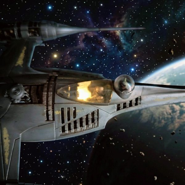 出向で来ていた新人Mくんが異動になり、餞別で1機作ってプレゼントするねという話になりました(zaku-kao8)そして長らくふところで温めていたバトンを放出する好機にも思えましたので、合わせてお目汚しさせて頂きます😸笑【1.水転写デカール貼り＆隠ぺい法】水転写ってヤツは…なんか薄くてヌルヌルして、貼ってるそばから動きやがって…と、そんな思いを皆さん一度はした事ございませんでしょうか(zaku-kao8)？そして、せっかくキレイに塗装出来てデカールもバッチリ貼れたのに、写真で撮ったら浮いて見えてコンチクショーーっ❗️っ覚え、ありませんか？私はメチャクチャありました😿笑そこでプロモデラー仲田裕之師匠の大人の模型道で学んだ内容をまんま掲載したいと思います。ちょっとしたコツが伝われば幸いに思います。【準備物(写真2)】マークセッターマークソフターorトップコートピンセット綿棒ぐいのみハサミ⇒デカール回りをカッティング、水の上に浮かせていれば10〜20秒程で動くようになります。⇒マークセッターを写真のようにつけ、ピンセットで摘んでいいポジションに乗せます。⇒湿らせた綿棒でデカール中心にまず一発グッと点で押さえ、そこからトントントンと外側に向かって中の水分を吸いながら押し出し、デカールとキットを密着させていく様なイメージで全体を黙々とトントンします🐾⇒動いてしまって、かつ水分吸いきってしまった場合でも、もう一度マークセッターを上から塗って中に水分が入って行けば、再び動かしてリカバリーする事が出来る時もあります(zaku-kao8)⇒より慎重を期したい方は20〜30分乾燥させれば、よっぽどデカールが他の作業中にズレたり取れたりは無いと思われます🐾⇒最近のマークセッターは接着性と軟化性の2in1作用があり、フィルムを柔らかくしキットに追従して行きます。マークソフターは凹凸部や、段差が目立つ時など、より馴染ませたい時に使います🐱私は横着なので基本はトップコートをして終わりにしてます(zaku-kao8)笑⇒仕上げにトップコート(光沢or半ツヤ)を散布します。光沢塗料は表面を平滑（ツルツル）にし、デカールと塗装面の境目を埋めてくれます。光沢だとスミ入れが流やすくなる長所もあります😸⇒全て完了後、仕上げの方針でマットにしたい場合はつや消しトップコートをすると全体的に質感もチェンジ✨⇒スプレー、エアブラシいずれも、一箇所に溜まらせないで、吹き出しはモノの外側から吹き始めて、対象物を通り過ぎるように、そしてモノの外側に吹き抜く感じ、薄く全体的にまんべんなく吹いて行くのがいいと思います(gandam1)✨⇒何度か吹いて全体的に膜のようにしっとりムラなくトップコートで覆えたら、それを１回とカウントし、半日〜できれば１日乾かしてもう1回。⇒デカール浮きを隠ぺいできますヽ(´ｴ`)ﾉ✨&nbsp;【2.餞別の戦闘機作成編】Mくんには、前線で共に戦った泥臭い僕らの事を忘れないでね！という思いを込めて泥泥のザクⅡにしようかと思いましたが、スター・ウォーズの戦闘機にしました(zaku-kao8)笑僕らの事などすっかり忘れて、本業の商品開発部で飛翔邁進して貰いたいという、オジ心です😿✨今回もミラーシルバーを厚塗りして失敗し、白濁しました💫風圧最小にして薄く少しづつ塗布して最低１週間は乾燥させる、そしてその上からは水性トップコートが相性よしと、今回分かった点です(zaku-kao8)次こそはと思います✨GGXブラック(2日間乾燥)⇒GSIミラーシルバー(1週間乾燥)⇒水性トップコート光沢(2日間乾燥)⇒⇒ミラーシルバーはラッカー系トップコートをすると溶解します💀水性トップコートで保護ししっかり完全乾燥させました。ガイアカラーのクリアブラック(ラッカー系アクリル樹脂)を砂吹き⇒ブラックのキャンディ塗装を狙いましたが、下地シルバーが出来なかったのでやめました笑前回ガザCで普通にクリアを吹いたら水性トップコートをみるみる溶解していきました😱そのため砂を吹きかけるようにパラパラと遠くから溶剤を飛ばしながら付着させ、陣地を少しずつ作っていく砂吹きな感じで塗布しました🐾ダークグレーチッピング⇒ダークブラウンピンウォッシュ⇒小物塗装⇒コックピットに電飾⇒完成&nbsp;✨歴代走者様ご紹介✨「バレーボールおじさん」様、「ニャア軍曹」「さーしースー」様、「ヨッチャKID」様、「ASUR」様、「meg-ocero」様、「さめ」様、「ミズカともかさ」様、「Sont@」様、「MSV-K」様、「mototti」様、「ろぶやん｣様、「ape100」様、「TOMSIM」様、「おやプラ」様、「SC30」様、「猩々」様、「Hiro0079」様、「アツボー」様、「復讐の老眼卿」様、「＠okki」様、「キャンプラ」様、「say」様、「草薙かんた｣様、「さくらおにぎり」様、｢takat｣様、「チルチル」様、「あーる」様、「粗茶」様、「ニャア軍曹」となっております🙏長々となりましたが、ご覧頂き有り難うございました。私まだネタ持ってる！とか我こそは！という方いらっしゃいましたら、お気軽に😸若手の方、大歓迎🎉いらっしゃらない場合は恒例のご指名をさせて頂きますので、ご協力の程何卒よろしくお願い致します🙏（4枚目）