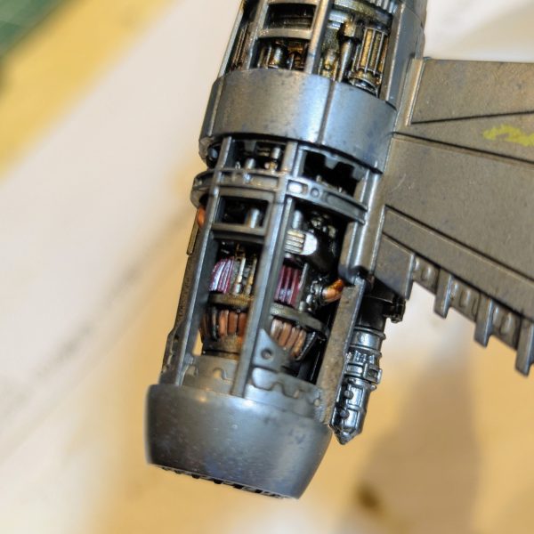 出向で来ていた新人Mくんが異動になり、餞別で1機作ってプレゼントするねという話になりました(zaku-kao8)そして長らくふところで温めていたバトンを放出する好機にも思えましたので、合わせてお目汚しさせて頂きます😸笑【1.水転写デカール貼り＆隠ぺい法】水転写ってヤツは…なんか薄くてヌルヌルして、貼ってるそばから動きやがって…と、そんな思いを皆さん一度はした事ございませんでしょうか(zaku-kao8)？そして、せっかくキレイに塗装出来てデカールもバッチリ貼れたのに、写真で撮ったら浮いて見えてコンチクショーーっ❗️っ覚え、ありませんか？私はメチャクチャありました😿笑そこでプロモデラー仲田裕之師匠の大人の模型道で学んだ内容をまんま掲載したいと思います。ちょっとしたコツが伝われば幸いに思います。【準備物(写真2)】マークセッターマークソフターorトップコートピンセット綿棒ぐいのみハサミ⇒デカール回りをカッティング、水の上に浮かせていれば10〜20秒程で動くようになります。⇒マークセッターを写真のようにつけ、ピンセットで摘んでいいポジションに乗せます。⇒湿らせた綿棒でデカール中心にまず一発グッと点で押さえ、そこからトントントンと外側に向かって中の水分を吸いながら押し出し、デカールとキットを密着させていく様なイメージで全体を黙々とトントンします🐾⇒動いてしまって、かつ水分吸いきってしまった場合でも、もう一度マークセッターを上から塗って中に水分が入って行けば、再び動かしてリカバリーする事が出来る時もあります(zaku-kao8)⇒より慎重を期したい方は20〜30分乾燥させれば、よっぽどデカールが他の作業中にズレたり取れたりは無いと思われます🐾⇒最近のマークセッターは接着性と軟化性の2in1作用があり、フィルムを柔らかくしキットに追従して行きます。マークソフターは凹凸部や、段差が目立つ時など、より馴染ませたい時に使います🐱私は横着なので基本はトップコートをして終わりにしてます(zaku-kao8)笑⇒仕上げにトップコート(光沢or半ツヤ)を散布します。光沢塗料は表面を平滑（ツルツル）にし、デカールと塗装面の境目を埋めてくれます。光沢だとスミ入れが流やすくなる長所もあります😸⇒全て完了後、仕上げの方針でマットにしたい場合はつや消しトップコートをすると全体的に質感もチェンジ✨⇒スプレー、エアブラシいずれも、一箇所に溜まらせないで、吹き出しはモノの外側から吹き始めて、対象物を通り過ぎるように、そしてモノの外側に吹き抜く感じ、薄く全体的にまんべんなく吹いて行くのがいいと思います(gandam1)✨⇒何度か吹いて全体的に膜のようにしっとりムラなくトップコートで覆えたら、それを１回とカウントし、半日〜できれば１日乾かしてもう1回。⇒デカール浮きを隠ぺいできますヽ(´ｴ`)ﾉ✨&nbsp;【2.餞別の戦闘機作成編】Mくんには、前線で共に戦った泥臭い僕らの事を忘れないでね！という思いを込めて泥泥のザクⅡにしようかと思いましたが、スター・ウォーズの戦闘機にしました(zaku-kao8)笑僕らの事などすっかり忘れて、本業の商品開発部で飛翔邁進して貰いたいという、オジ心です😿✨今回もミラーシルバーを厚塗りして失敗し、白濁しました💫風圧最小にして薄く少しづつ塗布して最低１週間は乾燥させる、そしてその上からは水性トップコートが相性よしと、今回分かった点です(zaku-kao8)次こそはと思います✨GGXブラック(2日間乾燥)⇒GSIミラーシルバー(1週間乾燥)⇒水性トップコート光沢(2日間乾燥)⇒⇒ミラーシルバーはラッカー系トップコートをすると溶解します💀水性トップコートで保護ししっかり完全乾燥させました。ガイアカラーのクリアブラック(ラッカー系アクリル樹脂)を砂吹き⇒ブラックのキャンディ塗装を狙いましたが、下地シルバーが出来なかったのでやめました笑前回ガザCで普通にクリアを吹いたら水性トップコートをみるみる溶解していきました😱そのため砂を吹きかけるようにパラパラと遠くから溶剤を飛ばしながら付着させ、陣地を少しずつ作っていく砂吹きな感じで塗布しました🐾ダークグレーチッピング⇒ダークブラウンピンウォッシュ⇒小物塗装⇒コックピットに電飾⇒完成&nbsp;✨歴代走者様ご紹介✨「バレーボールおじさん」様、「ニャア軍曹」「さーしースー」様、「ヨッチャKID」様、「ASUR」様、「meg-ocero」様、「さめ」様、「ミズカともかさ」様、「Sont@」様、「MSV-K」様、「mototti」様、「ろぶやん｣様、「ape100」様、「TOMSIM」様、「おやプラ」様、「SC30」様、「猩々」様、「Hiro0079」様、「アツボー」様、「復讐の老眼卿」様、「＠okki」様、「キャンプラ」様、「say」様、「草薙かんた｣様、「さくらおにぎり」様、｢takat｣様、「チルチル」様、「あーる」様、「粗茶」様、「ニャア軍曹」となっております🙏長々となりましたが、ご覧頂き有り難うございました。私まだネタ持ってる！とか我こそは！という方いらっしゃいましたら、お気軽に😸若手の方、大歓迎🎉いらっしゃらない場合は恒例のご指名をさせて頂きますので、ご協力の程何卒よろしくお願い致します🙏（5枚目）