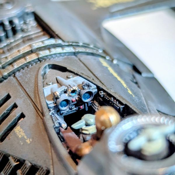 出向で来ていた新人Mくんが異動になり、餞別で1機作ってプレゼントするねという話になりました(zaku-kao8)そして長らくふところで温めていたバトンを放出する好機にも思えましたので、合わせてお目汚しさせて頂きます😸笑【1.水転写デカール貼り＆隠ぺい法】水転写ってヤツは…なんか薄くてヌルヌルして、貼ってるそばから動きやがって…と、そんな思いを皆さん一度はした事ございませんでしょうか(zaku-kao8)？そして、せっかくキレイに塗装出来てデカールもバッチリ貼れたのに、写真で撮ったら浮いて見えてコンチクショーーっ❗️っ覚え、ありませんか？私はメチャクチャありました😿笑そこでプロモデラー仲田裕之師匠の大人の模型道で学んだ内容をまんま掲載したいと思います。ちょっとしたコツが伝われば幸いに思います。【準備物(写真2)】マークセッターマークソフターorトップコートピンセット綿棒ぐいのみハサミ⇒デカール回りをカッティング、水の上に浮かせていれば10〜20秒程で動くようになります。⇒マークセッターを写真のようにつけ、ピンセットで摘んでいいポジションに乗せます。⇒湿らせた綿棒でデカール中心にまず一発グッと点で押さえ、そこからトントントンと外側に向かって中の水分を吸いながら押し出し、デカールとキットを密着させていく様なイメージで全体を黙々とトントンします🐾⇒動いてしまって、かつ水分吸いきってしまった場合でも、もう一度マークセッターを上から塗って中に水分が入って行けば、再び動かしてリカバリーする事が出来る時もあります(zaku-kao8)⇒より慎重を期したい方は20〜30分乾燥させれば、よっぽどデカールが他の作業中にズレたり取れたりは無いと思われます🐾⇒最近のマークセッターは接着性と軟化性の2in1作用があり、フィルムを柔らかくしキットに追従して行きます。マークソフターは凹凸部や、段差が目立つ時など、より馴染ませたい時に使います🐱私は横着なので基本はトップコートをして終わりにしてます(zaku-kao8)笑⇒仕上げにトップコート(光沢or半ツヤ)を散布します。光沢塗料は表面を平滑（ツルツル）にし、デカールと塗装面の境目を埋めてくれます。光沢だとスミ入れが流やすくなる長所もあります😸⇒全て完了後、仕上げの方針でマットにしたい場合はつや消しトップコートをすると全体的に質感もチェンジ✨⇒スプレー、エアブラシいずれも、一箇所に溜まらせないで、吹き出しはモノの外側から吹き始めて、対象物を通り過ぎるように、そしてモノの外側に吹き抜く感じ、薄く全体的にまんべんなく吹いて行くのがいいと思います(gandam1)✨⇒何度か吹いて全体的に膜のようにしっとりムラなくトップコートで覆えたら、それを１回とカウントし、半日〜できれば１日乾かしてもう1回。⇒デカール浮きを隠ぺいできますヽ(´ｴ`)ﾉ✨&nbsp;【2.餞別の戦闘機作成編】Mくんには、前線で共に戦った泥臭い僕らの事を忘れないでね！という思いを込めて泥泥のザクⅡにしようかと思いましたが、スター・ウォーズの戦闘機にしました(zaku-kao8)笑僕らの事などすっかり忘れて、本業の商品開発部で飛翔邁進して貰いたいという、オジ心です😿✨今回もミラーシルバーを厚塗りして失敗し、白濁しました💫風圧最小にして薄く少しづつ塗布して最低１週間は乾燥させる、そしてその上からは水性トップコートが相性よしと、今回分かった点です(zaku-kao8)次こそはと思います✨GGXブラック(2日間乾燥)⇒GSIミラーシルバー(1週間乾燥)⇒水性トップコート光沢(2日間乾燥)⇒⇒ミラーシルバーはラッカー系トップコートをすると溶解します💀水性トップコートで保護ししっかり完全乾燥させました。ガイアカラーのクリアブラック(ラッカー系アクリル樹脂)を砂吹き⇒ブラックのキャンディ塗装を狙いましたが、下地シルバーが出来なかったのでやめました笑前回ガザCで普通にクリアを吹いたら水性トップコートをみるみる溶解していきました😱そのため砂を吹きかけるようにパラパラと遠くから溶剤を飛ばしながら付着させ、陣地を少しずつ作っていく砂吹きな感じで塗布しました🐾ダークグレーチッピング⇒ダークブラウンピンウォッシュ⇒小物塗装⇒コックピットに電飾⇒完成&nbsp;✨歴代走者様ご紹介✨「バレーボールおじさん」様、「ニャア軍曹」「さーしースー」様、「ヨッチャKID」様、「ASUR」様、「meg-ocero」様、「さめ」様、「ミズカともかさ」様、「Sont@」様、「MSV-K」様、「mototti」様、「ろぶやん｣様、「ape100」様、「TOMSIM」様、「おやプラ」様、「SC30」様、「猩々」様、「Hiro0079」様、「アツボー」様、「復讐の老眼卿」様、「＠okki」様、「キャンプラ」様、「say」様、「草薙かんた｣様、「さくらおにぎり」様、｢takat｣様、「チルチル」様、「あーる」様、「粗茶」様、「ニャア軍曹」となっております🙏長々となりましたが、ご覧頂き有り難うございました。私まだネタ持ってる！とか我こそは！という方いらっしゃいましたら、お気軽に😸若手の方、大歓迎🎉いらっしゃらない場合は恒例のご指名をさせて頂きますので、ご協力の程何卒よろしくお願い致します🙏（6枚目）