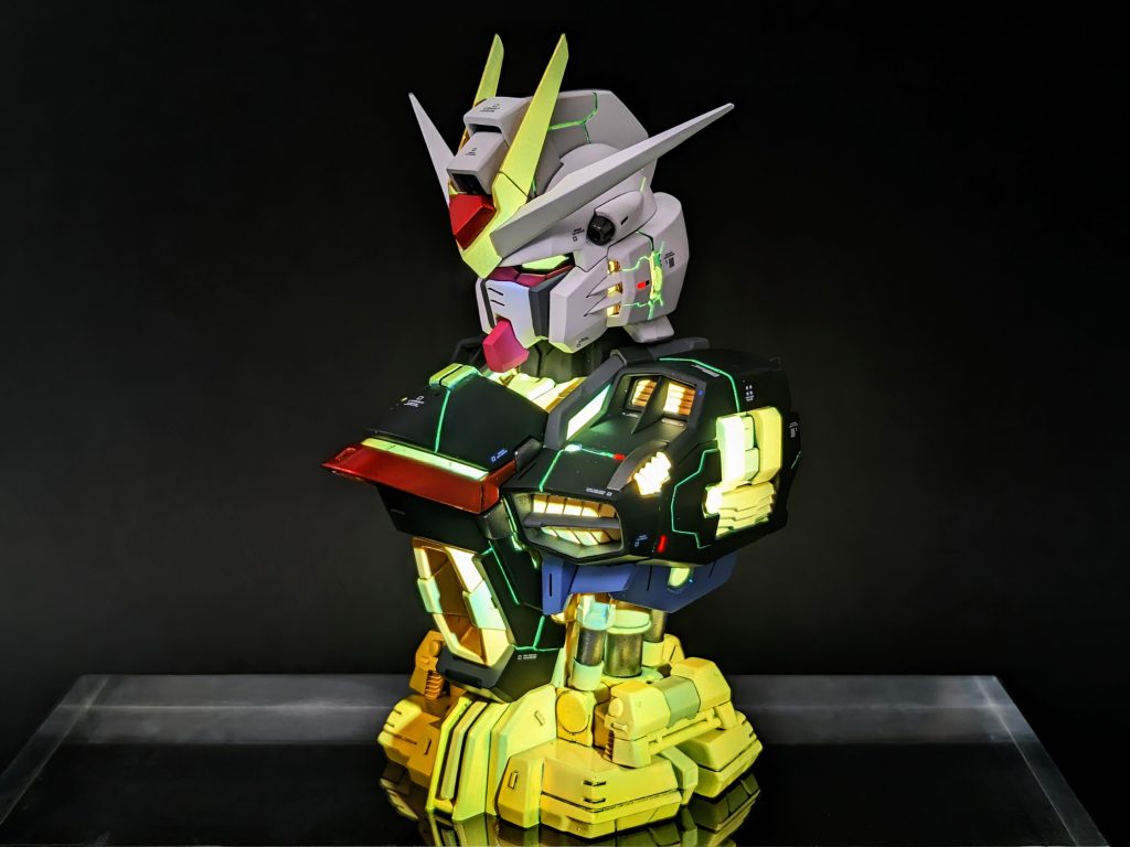 UVライトでピカー🔦✨️ゴールド部分全部光ります✨(gundam-kao2)コレはストフリのゴールドフレームのPS装甲の最大出力時に内部骨格部材に電力が振り分けられ、余剰パワーを光子の形で放射する為、眩い金色に発光する。って設定を再現出来ないかなぁってやってみました(gundam-kao6)まぁちょっと失敗しましたが&nbsp;