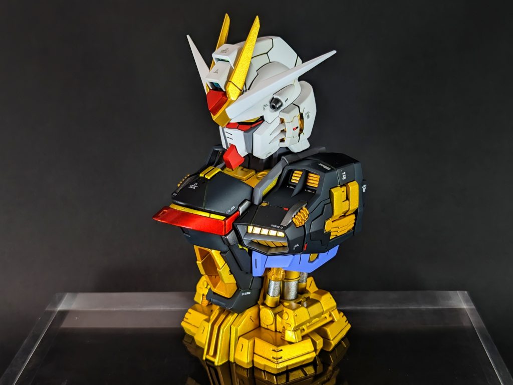 まずはぐるりと今回も各メイン色は2色で塗り分け情報量を上げてます。額と胸の赤はキャンディレッドにし、外装も金色をワンポイントで入れています。外装はつや消し、金色部分（フレームも）は全て艶あり塗装です。