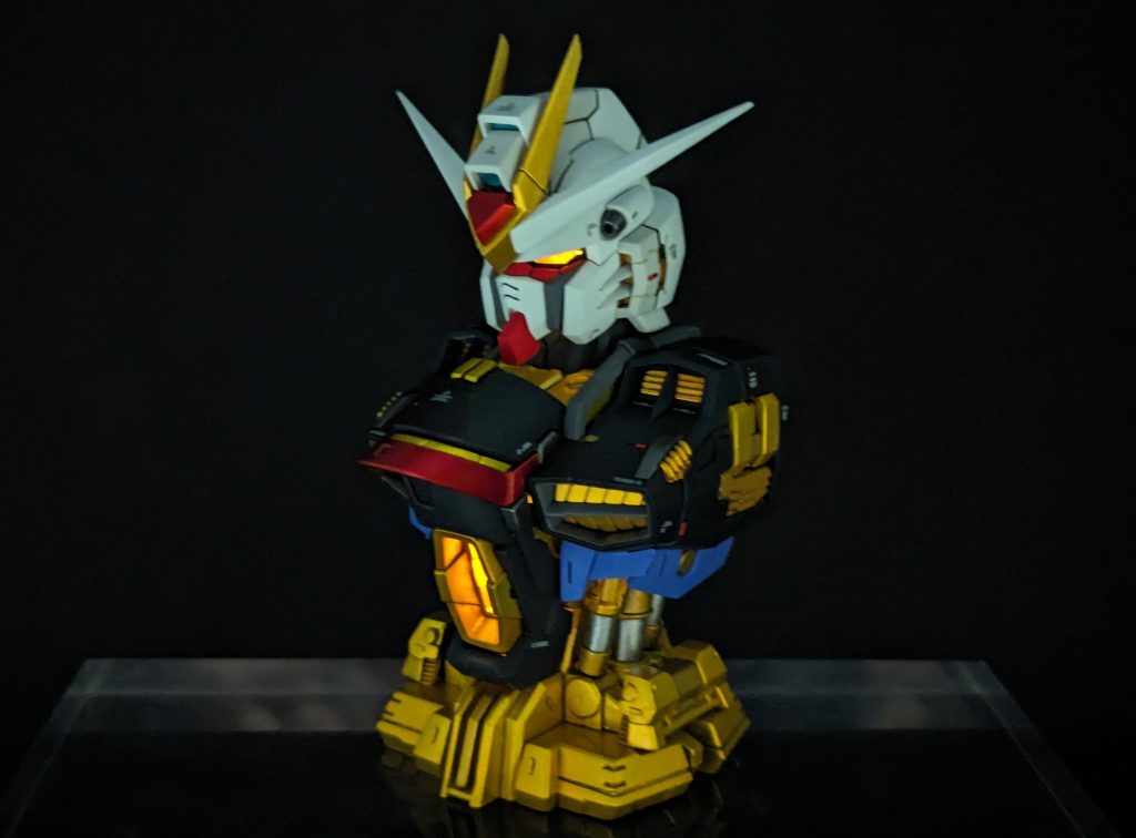 お腹のカリドゥス複相ビーム砲とツインアイはルミナスユニットにて発光出来ます✨トサカセンサーはちょっと光届かなかったですね(gundam-kao10)