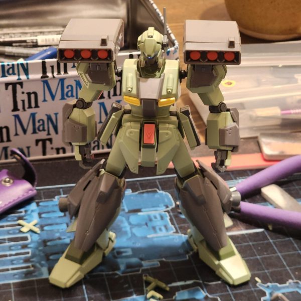 先日、マンチェスターにあるガンプラ専門店に行ってきました。小さなお店でしたが、キットがぎっしり詰まっていて、まるで子供がお菓子屋さんに入ったみたいでした。そこで2つのキットを購入しました。そのうちの1つはHGスタークジェガンです。今回のプロジェクトは、若干の改造を加えたフルカラーカスタムです。完成イメージのカラーモックアップをこちらに載せておきます。まずは、合わせ目処理から。実はこれまでやったことがなかったので、まずは武器から試してみることにしました。うまくいったでしょうか?皆さんのご意見をお聞かせください。-I recently took a trip to Manchester to visit a shop that specialises in Gunpla. It was a small boutique, but it was filled to the brim with many kits. I was like a kid in a candy shop.I picked up two new kits, one of which, the HG Stark Jegan.This project is going to be a full colour custom with slight modifications. Here is a colour mock up of what I hope to achieve.First up, seem line removal. I've not actually done this before so I chose to try the weapons first. A success? What do you all think?(2枚目)