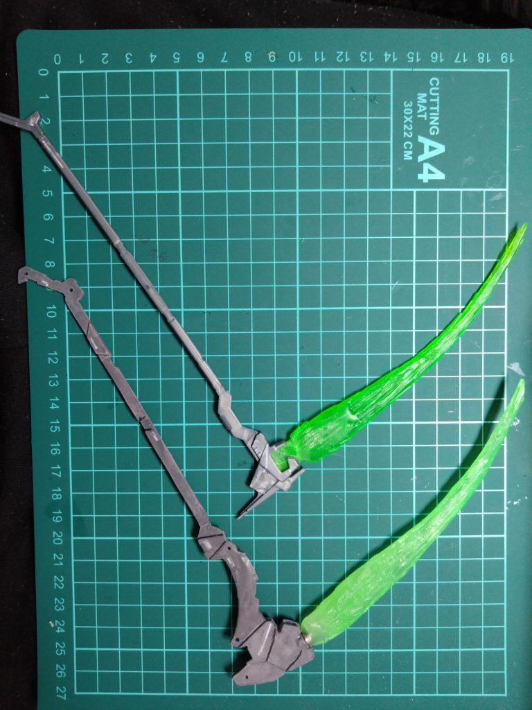 下がスクラッチしたビームサイズマグネット仕様で取り外し可 あとはーーーーーー目光らせてとか言ってたな やってやるか からが地獄でした 3年かかった もうね、育児の合間にとか無理ゲーでした。育休は仕事は休みでも家事育児は休みではない。だましだましやってても子どもが大きくなって落ちてるもの拾って口にいれるようになってガンプラ制作封印!解散!でした ようやく一段落落ち着いてきたので頭部改造に取り掛かったんですが。そのあいだにスマホは変わるしデータは飛ぶしパーツは消えるし でも時間かけていろいろ挑戦できましたなんか良いのないかな…と試行錯誤の結果