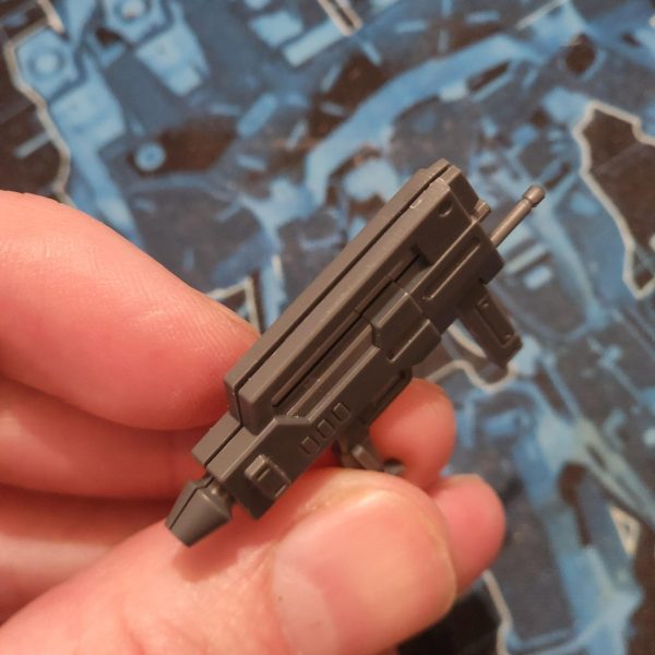 先日、マンチェスターにあるガンプラ専門店に行ってきました。小さなお店でしたが、キットがぎっしり詰まっていて、まるで子供がお菓子屋さんに入ったみたいでした。そこで2つのキットを購入しました。そのうちの1つはHGスタークジェガンです。今回のプロジェクトは、若干の改造を加えたフルカラーカスタムです。完成イメージのカラーモックアップをこちらに載せておきます。まずは、合わせ目処理から。実はこれまでやったことがなかったので、まずは武器から試してみることにしました。うまくいったでしょうか?皆さんのご意見をお聞かせください。-I recently took a trip to Manchester to visit a shop that specialises in Gunpla. It was a small boutique, but it was filled to the brim with many kits. I was like a kid in a candy shop.I picked up two new kits, one of which, the HG Stark Jegan.This project is going to be a full colour custom with slight modifications. Here is a colour mock up of what I hope to achieve.First up, seem line removal. I've not actually done this before so I chose to try the weapons first. A success? What do you all think?(3枚目)