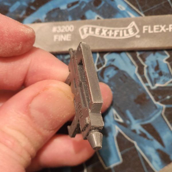 先日、マンチェスターにあるガンプラ専門店に行ってきました。小さなお店でしたが、キットがぎっしり詰まっていて、まるで子供がお菓子屋さんに入ったみたいでした。そこで2つのキットを購入しました。そのうちの1つはHGスタークジェガンです。今回のプロジェクトは、若干の改造を加えたフルカラーカスタムです。完成イメージのカラーモックアップをこちらに載せておきます。まずは、合わせ目処理から。実はこれまでやったことがなかったので、まずは武器から試してみることにしました。うまくいったでしょうか?皆さんのご意見をお聞かせください。-I recently took a trip to Manchester to visit a shop that specialises in Gunpla. It was a small boutique, but it was filled to the brim with many kits. I was like a kid in a candy shop.I picked up two new kits, one of which, the HG Stark Jegan.This project is going to be a full colour custom with slight modifications. Here is a colour mock up of what I hope to achieve.First up, seem line removal. I've not actually done this before so I chose to try the weapons first. A success? What do you all think?(4枚目)