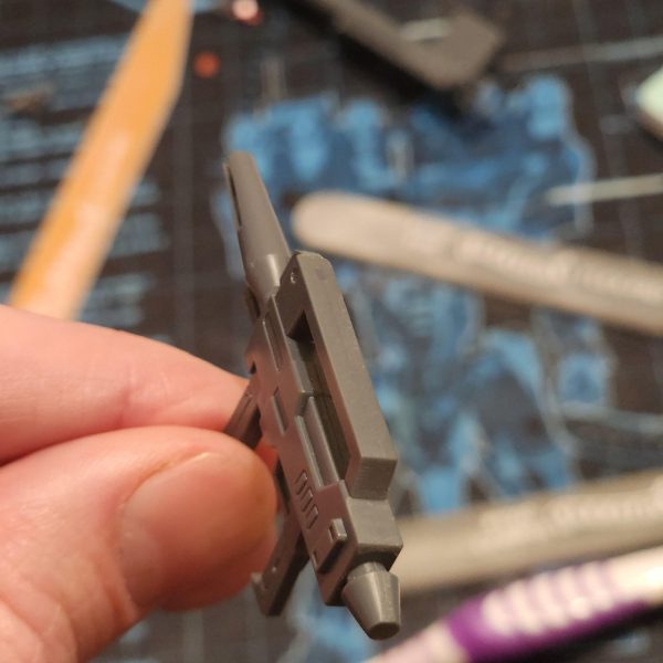 先日、マンチェスターにあるガンプラ専門店に行ってきました。小さなお店でしたが、キットがぎっしり詰まっていて、まるで子供がお菓子屋さんに入ったみたいでした。そこで2つのキットを購入しました。そのうちの1つはHGスタークジェガンです。今回のプロジェクトは、若干の改造を加えたフルカラーカスタムです。完成イメージのカラーモックアップをこちらに載せておきます。まずは、合わせ目処理から。実はこれまでやったことがなかったので、まずは武器から試してみることにしました。うまくいったでしょうか?皆さんのご意見をお聞かせください。-I recently took a trip to Manchester to visit a shop that specialises in Gunpla. It was a small boutique, but it was filled to the brim with many kits. I was like a kid in a candy shop.I picked up two new kits, one of which, the HG Stark Jegan.This project is going to be a full colour custom with slight modifications. Here is a colour mock up of what I hope to achieve.First up, seem line removal. I've not actually done this before so I chose to try the weapons first. A success? What do you all think?(5枚目)