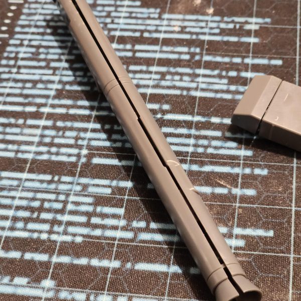 先日、マンチェスターにあるガンプラ専門店に行ってきました。小さなお店でしたが、キットがぎっしり詰まっていて、まるで子供がお菓子屋さんに入ったみたいでした。そこで2つのキットを購入しました。そのうちの1つはHGスタークジェガンです。今回のプロジェクトは、若干の改造を加えたフルカラーカスタムです。完成イメージのカラーモックアップをこちらに載せておきます。まずは、合わせ目処理から。実はこれまでやったことがなかったので、まずは武器から試してみることにしました。うまくいったでしょうか?皆さんのご意見をお聞かせください。-I recently took a trip to Manchester to visit a shop that specialises in Gunpla. It was a small boutique, but it was filled to the brim with many kits. I was like a kid in a candy shop.I picked up two new kits, one of which, the HG Stark Jegan.This project is going to be a full colour custom with slight modifications. Here is a colour mock up of what I hope to achieve.First up, seem line removal. I've not actually done this before so I chose to try the weapons first. A success? What do you all think?(6枚目)