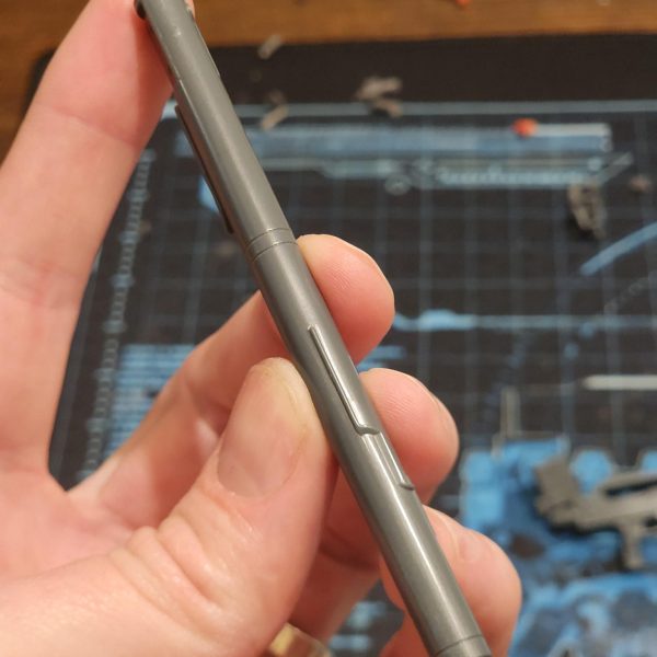 先日、マンチェスターにあるガンプラ専門店に行ってきました。小さなお店でしたが、キットがぎっしり詰まっていて、まるで子供がお菓子屋さんに入ったみたいでした。そこで2つのキットを購入しました。そのうちの1つはHGスタークジェガンです。今回のプロジェクトは、若干の改造を加えたフルカラーカスタムです。完成イメージのカラーモックアップをこちらに載せておきます。まずは、合わせ目処理から。実はこれまでやったことがなかったので、まずは武器から試してみることにしました。うまくいったでしょうか?皆さんのご意見をお聞かせください。-I recently took a trip to Manchester to visit a shop that specialises in Gunpla. It was a small boutique, but it was filled to the brim with many kits. I was like a kid in a candy shop.I picked up two new kits, one of which, the HG Stark Jegan.This project is going to be a full colour custom with slight modifications. Here is a colour mock up of what I hope to achieve.First up, seem line removal. I've not actually done this before so I chose to try the weapons first. A success? What do you all think?(7枚目)