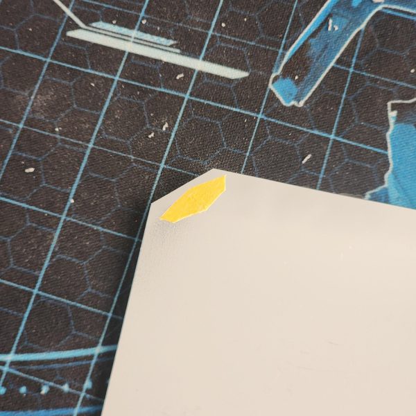 塗装前の細部をもう一度見てみましょう。バイザーから見えるピンが気に入らなかったので、少し隠すことにしました。最初は塗装で隠そうと思ったのですが、たまたま高級クッキーの光沢のあるパッケージを見つけました。薄いプラスチックシートのようなものです。ラッキーでした！マスキングテープを使ってバイザーの形を作り、切り抜いた後、銀色のプラスチックを頭部に押し込みました。仕上がりは格段に良くなりましたよね？それから、バイザーの小さな接続部品をうっかり折ってしまいました。テストのためにピンセットでバイザーを外そうと力を入れたのですが、滑ってしまい、部品が部屋を横切ってどこかへ飛んでいってしまいました。ああ、大変だ！塗装後に接着剤で直さなければ。脚の裏側と後翼の継ぎ目も少し消してみました。翼のパネルラインが少し乱れていたので、きちんと彫り直しました。添付の写真は、脚部の彫り直し前後の比較です。最後に、細部にさりげないディテールを加えるため、装甲の各所に穴を開けました。-Here is an extra look at some details before painting.I'm not happy with the visible peg through the visor. I've decided to try and hide it a little.At first I thought about doing this with paint but then I happened across some shiny packaging from some luxury cookies. It's like a thin sheet of plastic. How lucky is that?&nbsp;I used masking tape to try and achieve the shape of the visor. Once cut out, I squeeze the silver plastice into the head.The result is so much more satisfying, don't you think?I also actidentally snapped a small connection piece from the visor.I had to apply some force with tweezers to get the visor off after testing, they slipped and the damage was done. The piece went flying across the room, into the abyss. Oh man! I'll have to glue it after painting.I've also tried some more seem removal on the backs of legs and on the back wing. I made sure to rescribe the panel line on the wing as it got a bit messy. The photo attached here shows a before and after of the legs.Finally, to add subtle detail I decided to drill some holes on various parts of the armour.&nbsp;（4枚目）