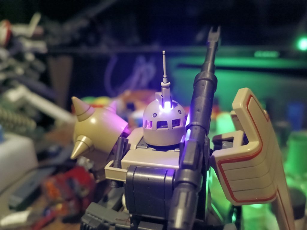 ジオン系には珍しくトサカセンサーがあったんでブルーを入れてます👍