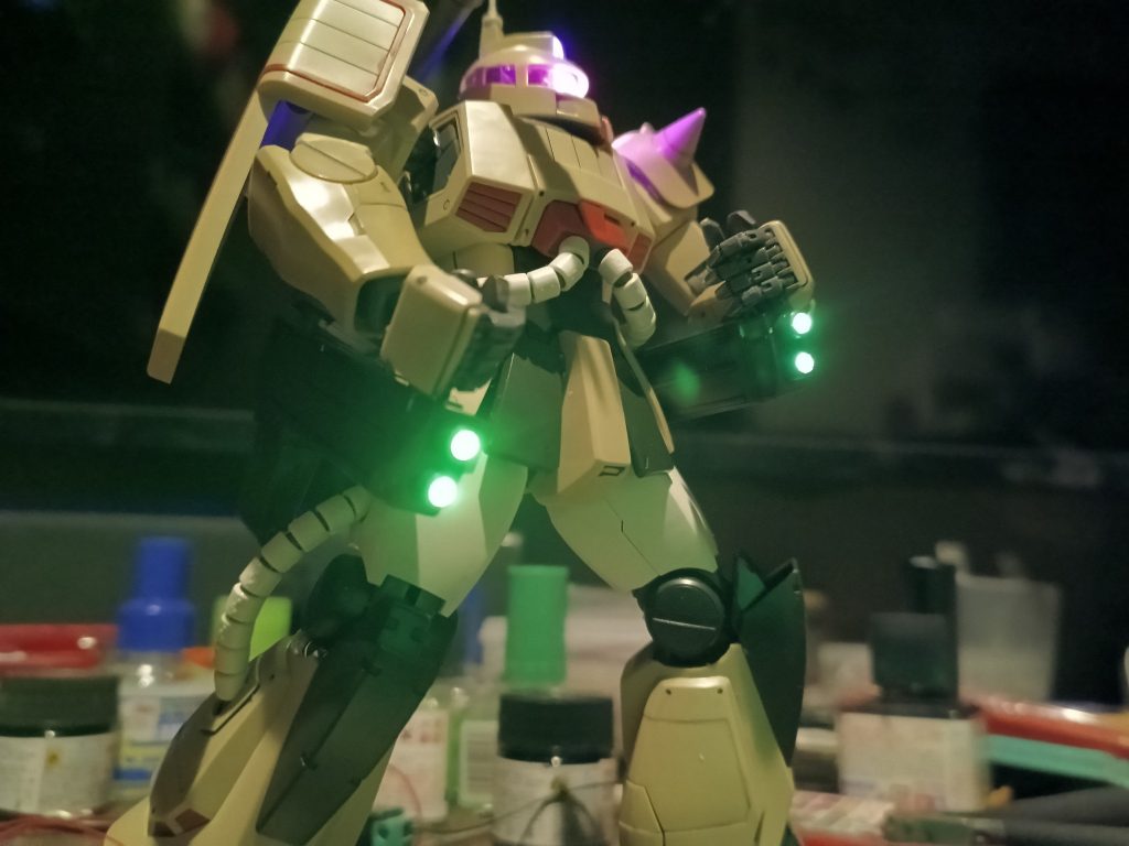 実弾系機体ですがユニコーン世代まで現役で活躍した優秀な機体って事は、ビーム兵装に換装出来んじゃね⁉️って事でLEDを入れてます😁😅💦