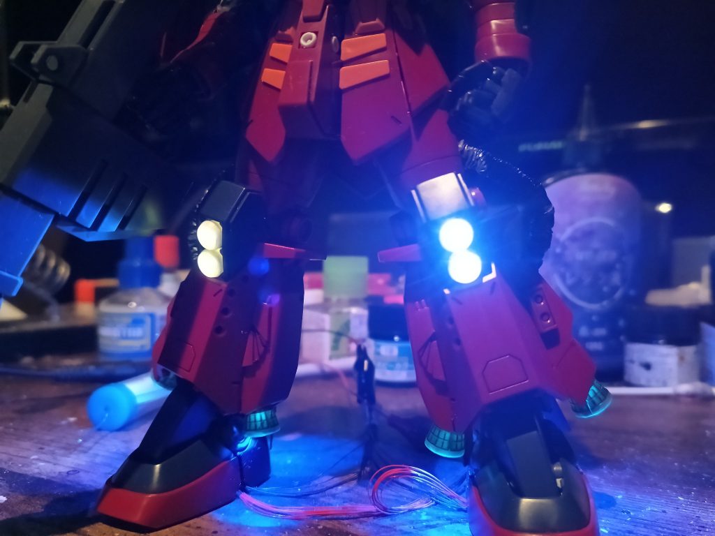 膝のバーニアはホワイト