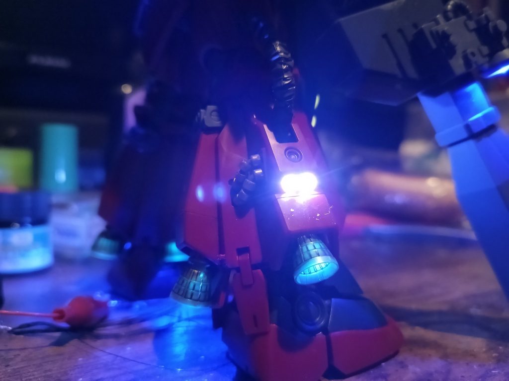 サイドの小型スラスターにもホワイト