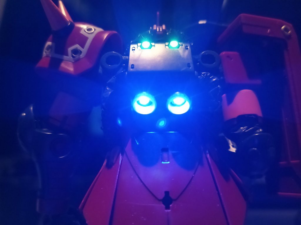 脚部、バックパックのバーニアは定番のブルー😁