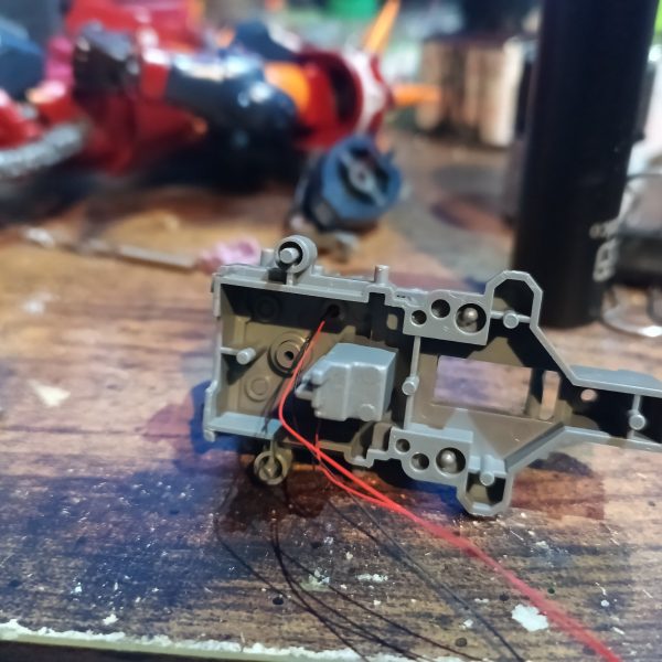 旧キットだけにサクサク組んでたら途中の写真だいぶ撮り忘れました😅💦上半身と腰部が一体になってるのが懐かしいですね🤣😅💦（3枚目）