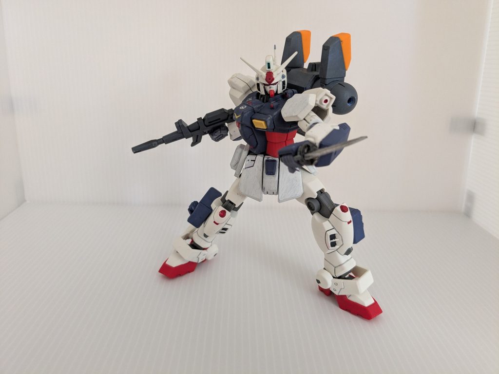 一応バックパックの両側に穴を空けてビームサーベルをマウントしようとしたり、シールド前方にビームエフェクトを付けれるように色々工夫していますが、途中で諦めたので活かしきれてません。アレックスのアームガトリング？も、展開verがありません…残念。