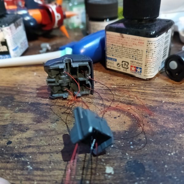 バーニアはブルー、丸モールドにはパープルを入れてます👍（4枚目）