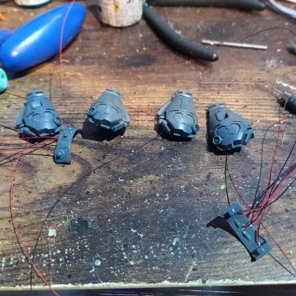 上半身の結線はすっ飛ばしました😅💦後方バーニアはブルー、前面はホワイトで色分け👍‼️（2枚目）