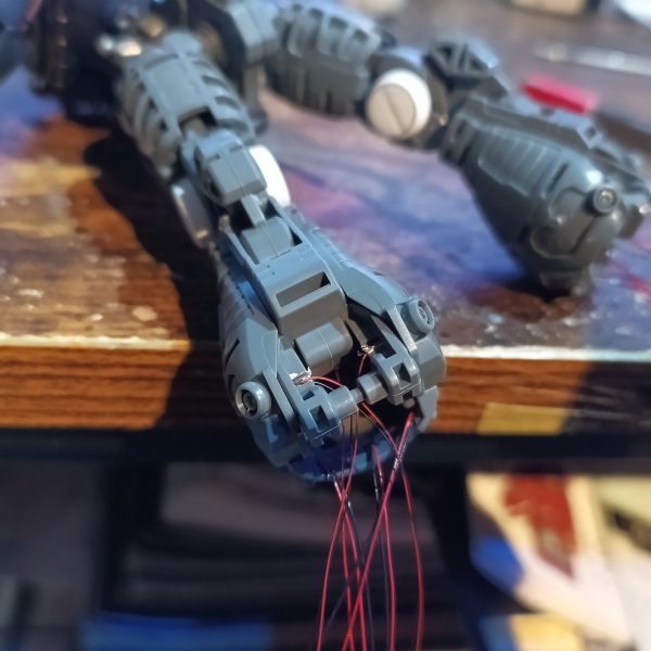 上半身の結線はすっ飛ばしました😅💦後方バーニアはブルー、前面はホワイトで色分け👍‼️（3枚目）