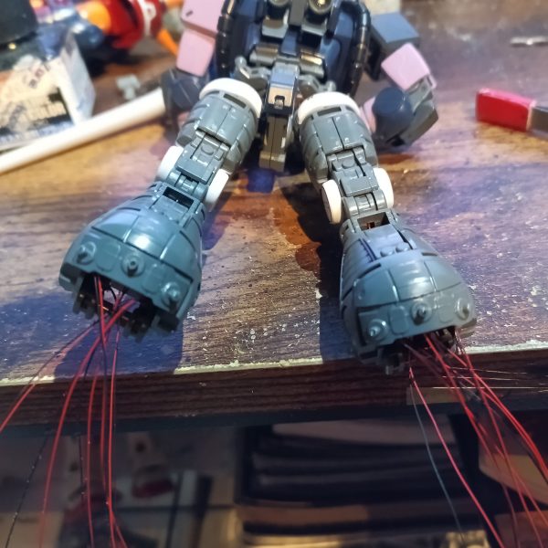 上半身の結線はすっ飛ばしました😅💦後方バーニアはブルー、前面はホワイトで色分け👍‼️（4枚目）