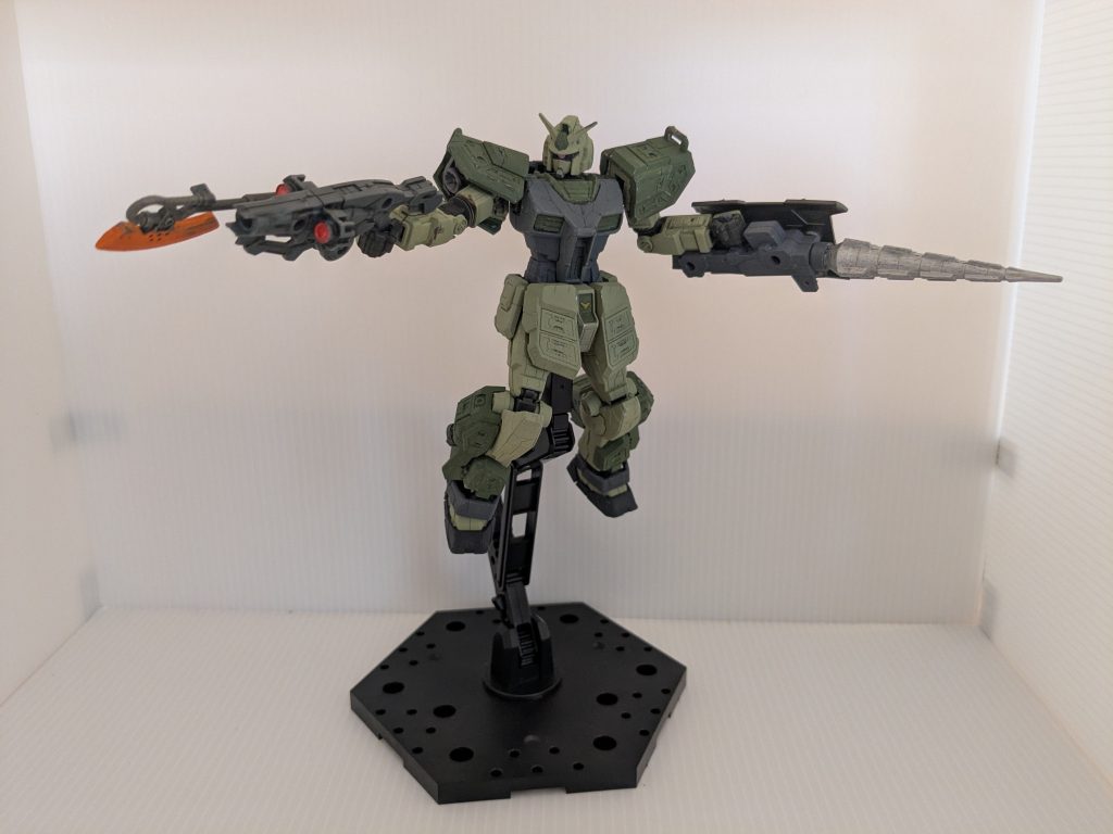 戦局を打開するためには敵軍の高性能機を使うこともやむなし…。しかしジオン公国軍のプライドにかけて「ガンダム」を使うのはどうか…。ア・バオア・クー戦直前、ギレン・ザビはガンダムの鹵獲データに基づいて開発を進めていた新型モビルスーツを、開発段階で投入する決断を下す。モノアイ化とヒートホークを装備してる辺りに、形骸化したジオン側のプライドを感じます。