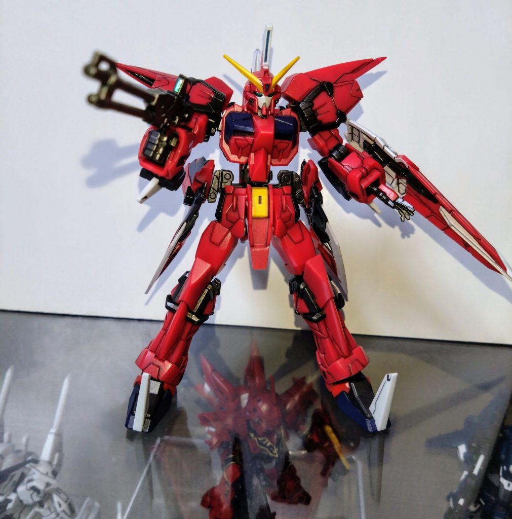 カメラアイやセンサーはシルバー→青竹色を重ね塗りしました。