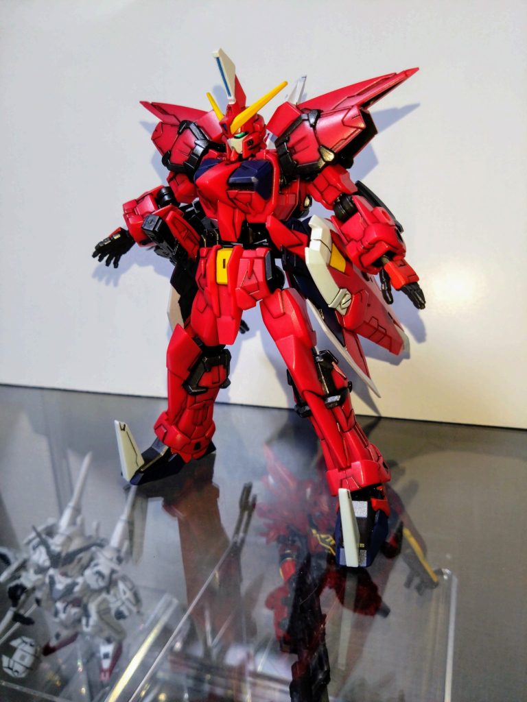 両腰のスラスターユニットに武装をマウント出来ます。