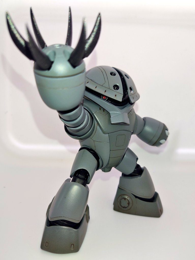 HGアッガイの個人的残念ポイントの1つが細すぎるアイアンネイルです。MGアッガイだと亀田の柿の種みたいな形の強そうな爪で、そちらの方が個人的には好みなのでそれに近づけたいと思いました。設定によるとアッガイのアイアンネイルは低コスト化のためにゴッグの爪を流用しているとの事ですが、だったらズゴックの爪でもいいじゃんと思いまして、ジャンクのズゴックから爪をもぎ取ってきました。